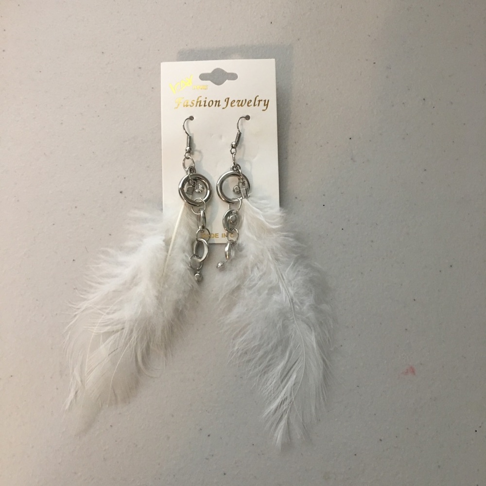 NWT white Feather fashion jewelry earrings!